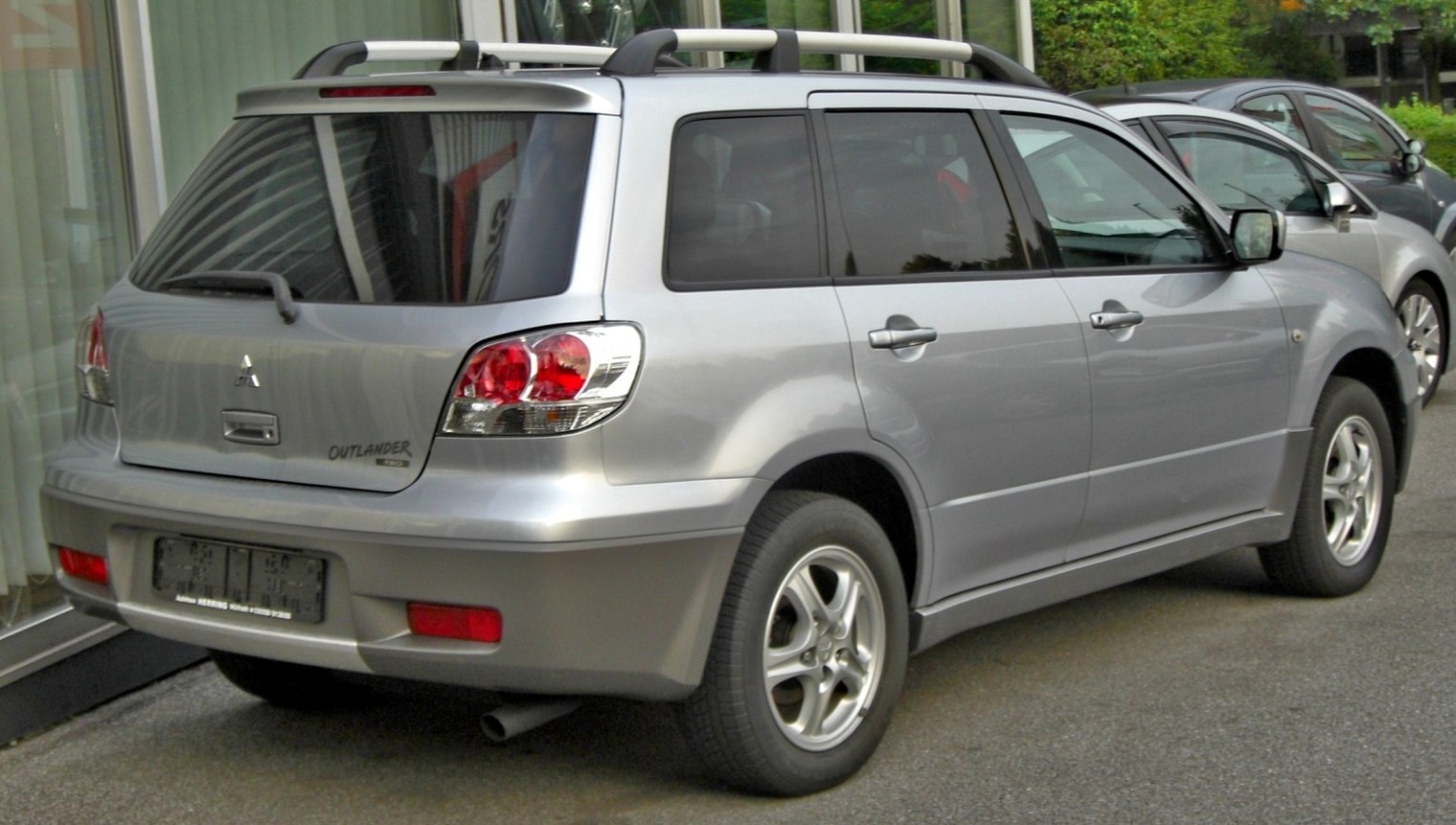 Mitsubishi_Outlander_I_(2003-2006)_rear.jpg