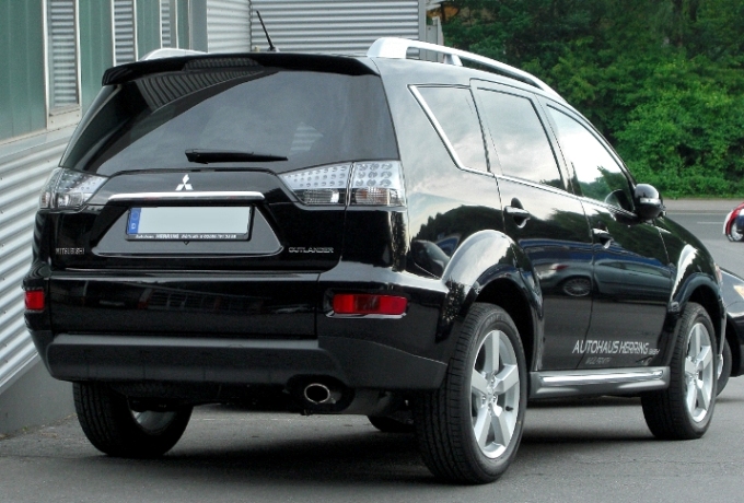 Mitsubishi_Outlander_II_Facelift_rear_20100606.jpg