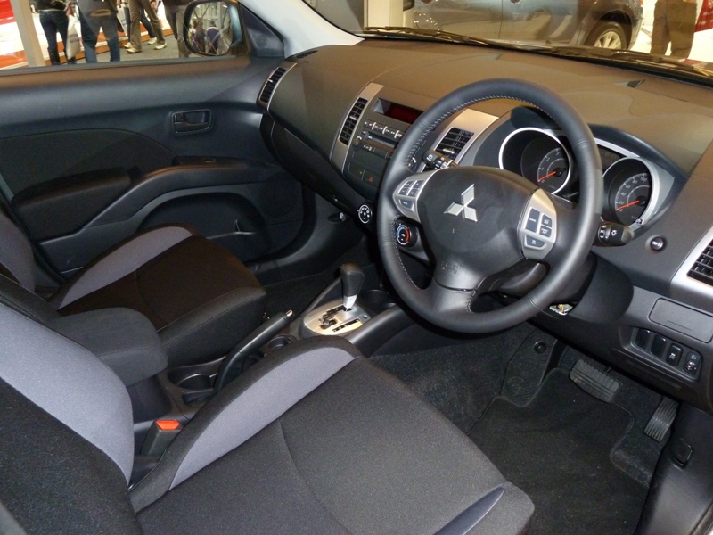 2010_Mitsubishi_Outlander_(ZH_MY11)_LS_wagon_(2010-10-16)_02.jpg
