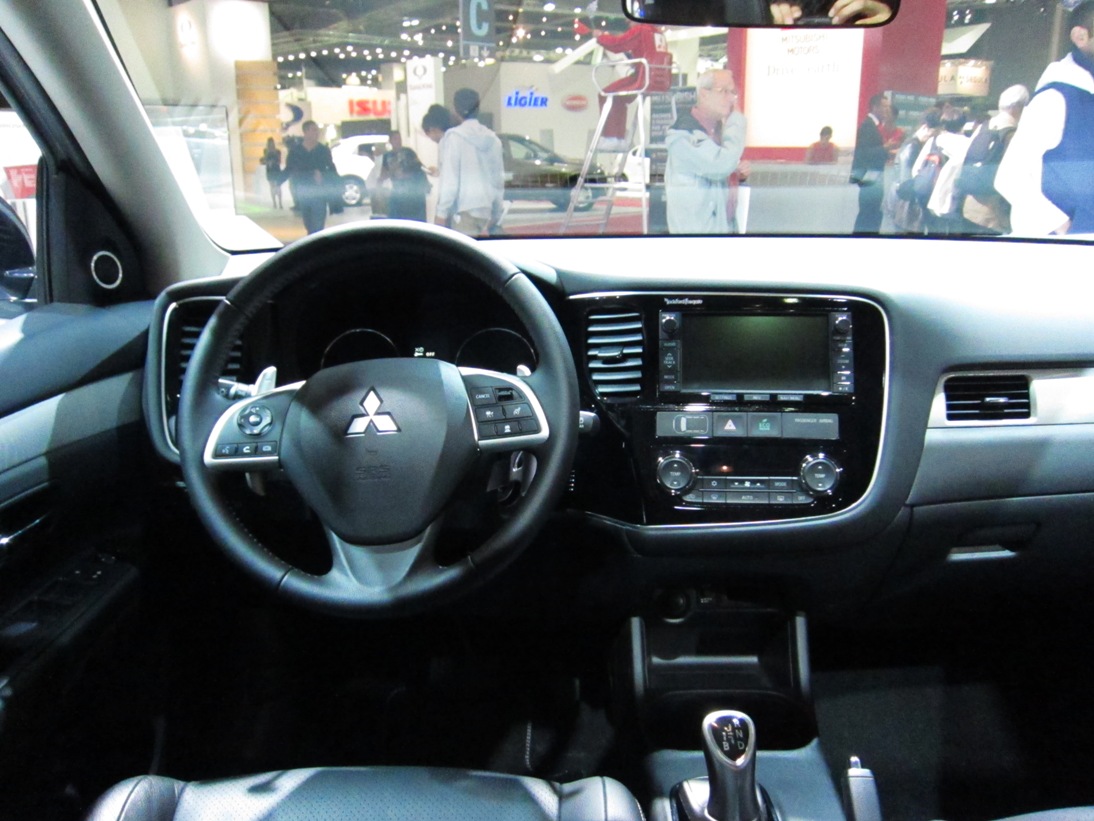 Mitsubishi_Outlander_PHEV_(interior).JPG