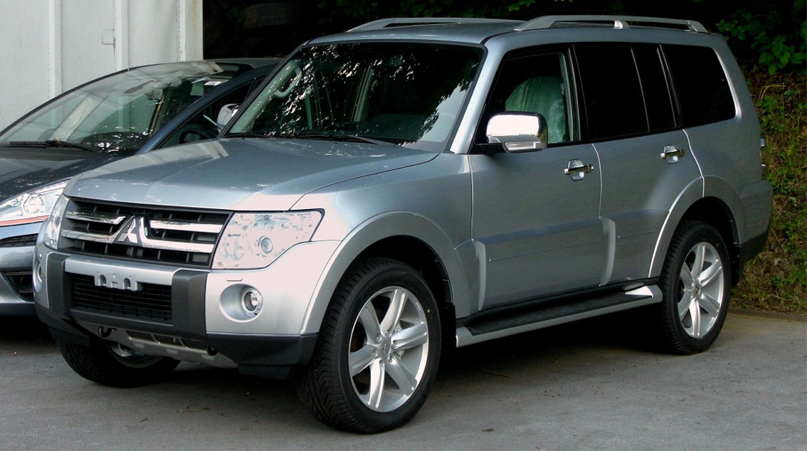 Mitsubishi_Pajero_(V80)_front.jpg